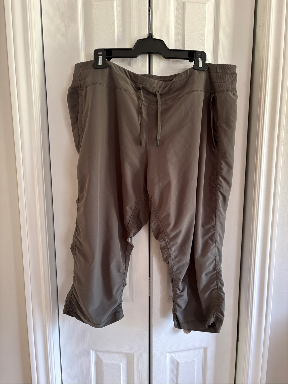 Woman’s Kirkland Olive Capris Drawstring Pants XXL